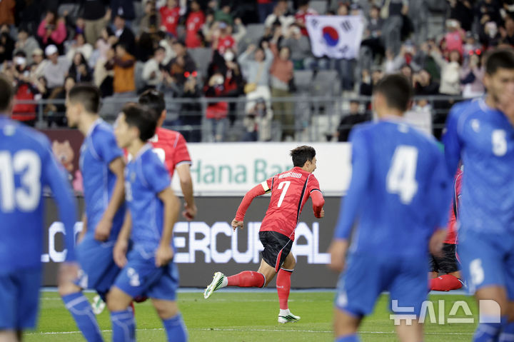 [용인=뉴시스] 최동준 기자 = 6일 경기 용인미르스타디움에서 열린 하나은행 초청 축구 국가대표팀 친선경기 한국과 우즈베키스탄의 경기, 한국 손흥민이 선취골을 성공시킨 뒤 기뻐하고 있다. 2026.10.06. photocdj@newsis.com