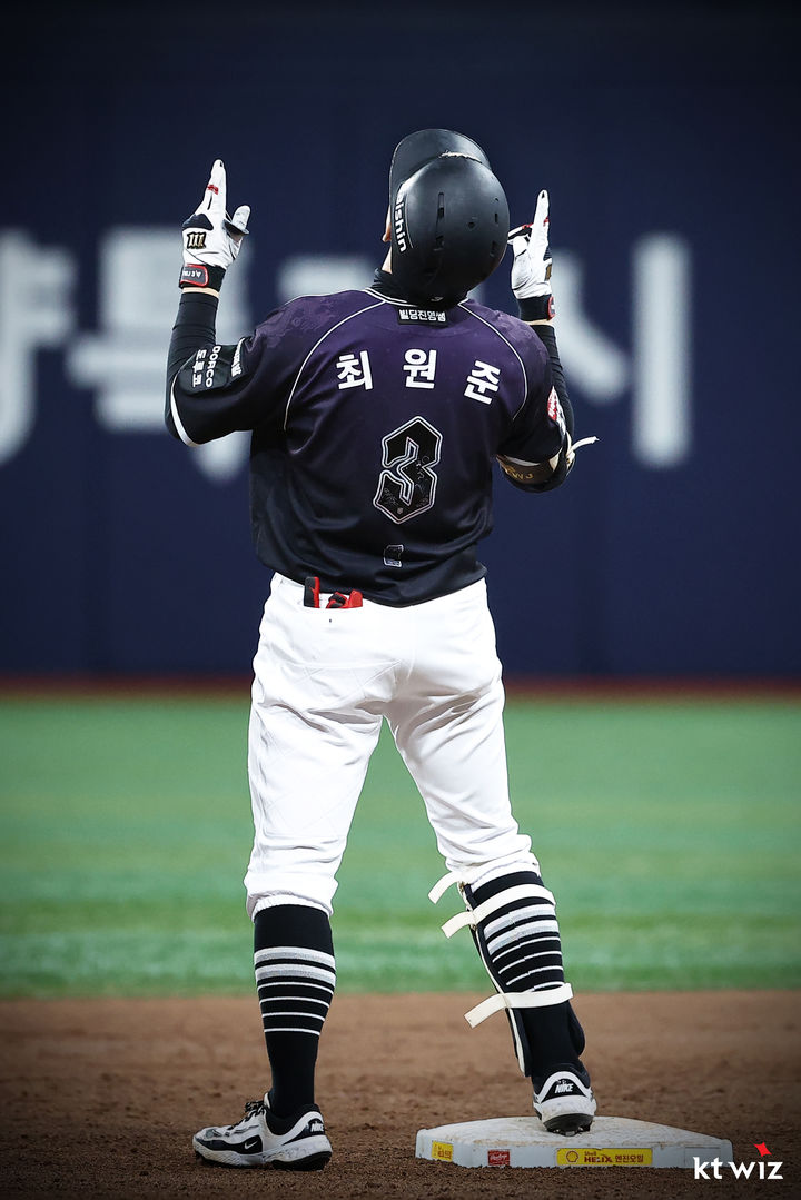 [서울=뉴시스] 6일 오후 서울 고척돔에서 열린 2026 KBO 리그 키움 히어로즈와 KT 위즈의 경기, 3회초 KT 선두타자 최원준이 우익수 오른쪽 2루타를 날린 후 기뻐하고 있다. (사진=KT제공) 2026.10.06. photo@newsis.com *재판매 및 DB 금지