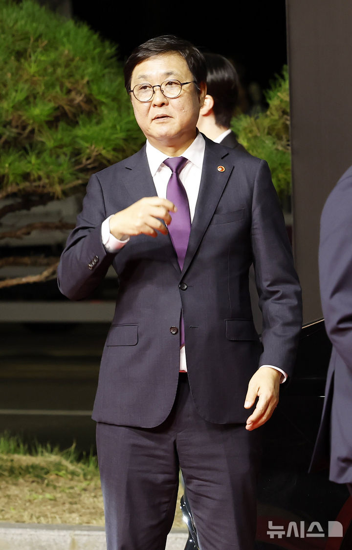 [부산=뉴시스] 김혜진 기자 = 최휘영 문화체육관광부 장관이 6일 오후 부산 해운대구 영화의전당에서 열린 제31회 부산국제영화제 레드카펫을 밟고 있다. 2026.10.06. jini@newsis.com