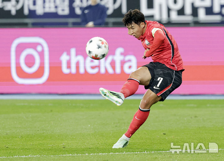 [용인=뉴시스] 최동준 기자 = 6일 경기 용인미르스타디움에서 열린 하나은행 초청 축구 국가대표팀 친선경기 한국과 우즈베키스탄의 경기, 한국 손흥민이 프리킥을 시도하고 있다. 2026.10.06. photocdj@newsis.com