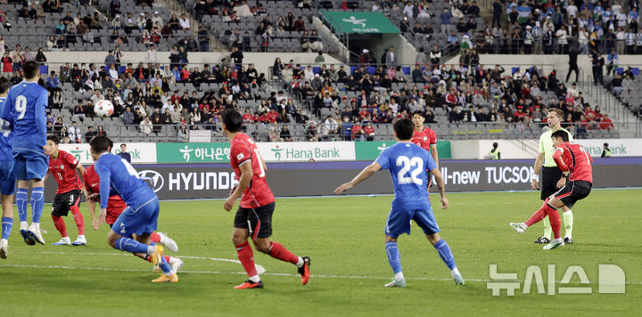 [용인=뉴시스] 최동준 기자 = 6일 경기 용인미르스타디움에서 열린 하나은행 초청 축구 국가대표팀 친선경기 한국과 우즈베키스탄의 경기, 한국 손흥민이 프리킥을 시도하고 있다 2026.10.06. photocdj@newsis.com