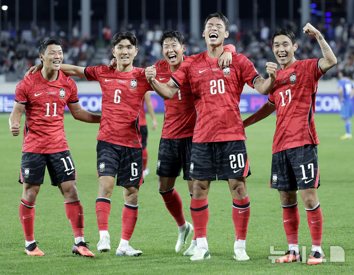 [용인=뉴시스] 최동준 기자 = 6일 경기 용인미르스타디움에서 열린 하나은행 초청 축구 국가대표팀 친선경기 한국과 우즈베키스탄의 경기, 한국 오세훈이 추가골을 성공 시킨 뒤 기뻐하고 있다. 2026.10.06. photocdj@newsis.com