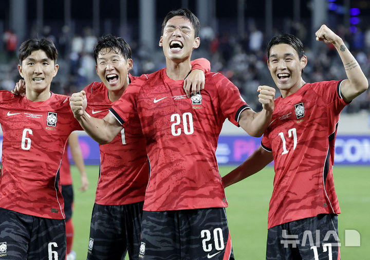 [용인=뉴시스] 최동준 기자 = 6일 경기 용인미르스타디움에서 열린 하나은행 초청 축구 국가대표팀 친선경기 한국과 우즈베키스탄의 경기, 한국 오세훈이 추가골을 성공 시킨 뒤 기뻐하고 있다. 2026.10.06. photocdj@newsis.com