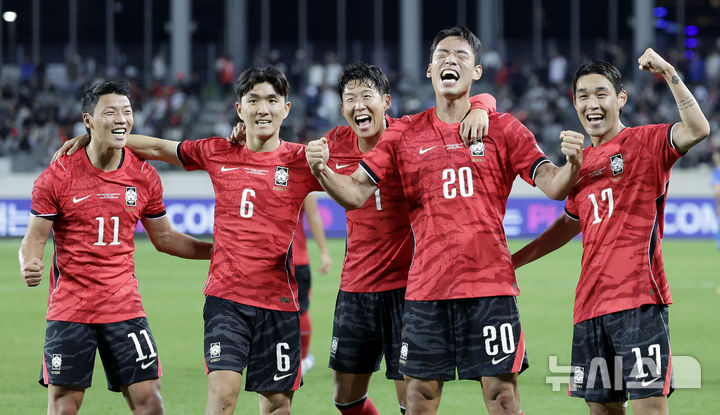 [용인=뉴시스] 최동준 기자 = 6일 경기 용인미르스타디움에서 열린 하나은행 초청 축구 국가대표팀 친선경기 한국과 우즈베키스탄의 경기, 한국 오세훈이 추가골을 성공 시킨 뒤 기뻐하고 있다. 2026.10.06. photocdj@newsis.com
