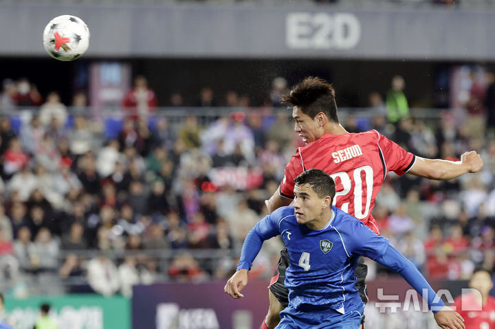 [용인=뉴시스] 최동준 기자 = 6일 경기 용인미르스타디움에서 열린 하나은행 초청 축구 국가대표팀 친선경기 한국과 우즈베키스탄의 경기, 한국 오세훈이 추가골을 성공 시키고 있다. 2026.10.06. photocdj@newsis.com