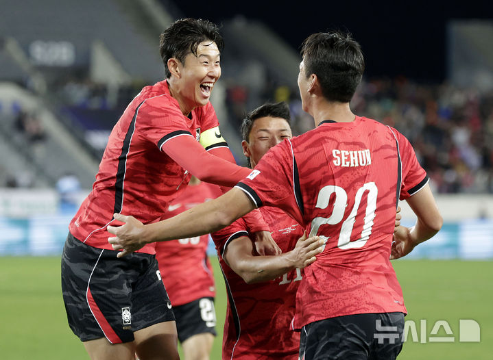 [용인=뉴시스] 최동준 기자 = 6일 경기 용인미르스타디움에서 열린 하나은행 초청 축구 국가대표팀 친선경기 한국과 우즈베키스탄의 경기, 한국 오세훈이 추가골을 성공 시킨 뒤 손흥민 등과 기뻐하고 있다. 2026.10.06. photocdj@newsis.com