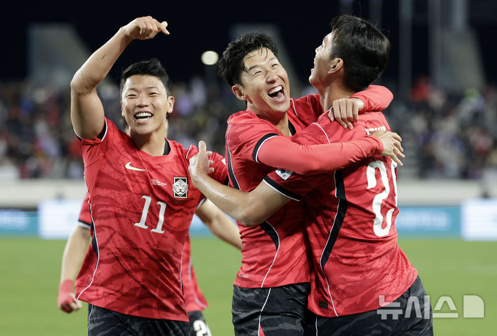 [용인=뉴시스] 최동준 기자 = 6일 경기 용인미르스타디움에서 열린 하나은행 초청 축구 국가대표팀 친선경기 한국과 우즈베키스탄의 경기, 한국 오세훈이 추가골을 성공 시킨 뒤 손흥민 등과 기뻐하고 있다. 2026.10.06. photocdj@newsis.com
