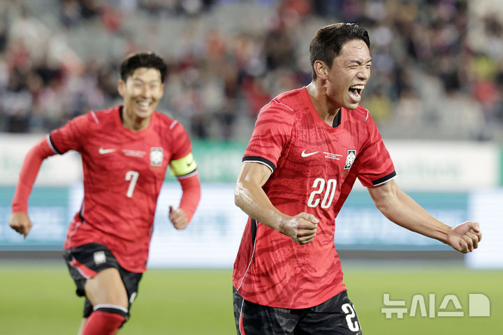 [용인=뉴시스] 최동준 기자 = 6일 경기 용인미르스타디움에서 열린 하나은행 초청 축구 국가대표팀 친선경기 한국과 우즈베키스탄의 경기, 한국 오세훈이 추가골을 성공 시킨 뒤 기뻐하고 있다. 2026.10.06. photocdj@newsis.com