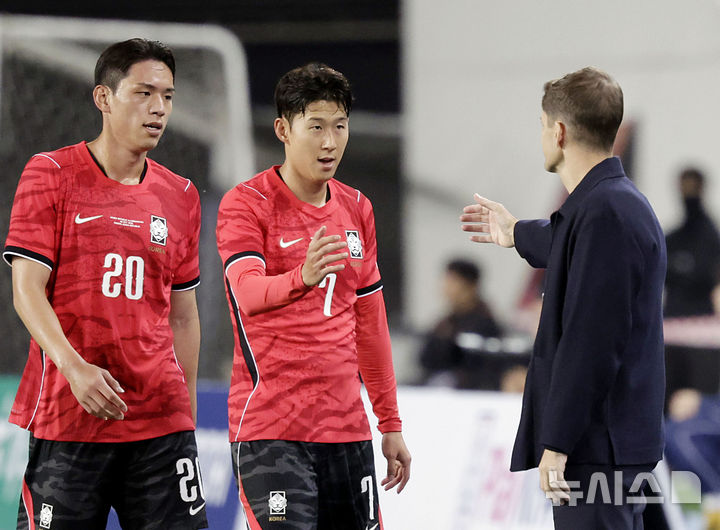 [용인=뉴시스] 최동준 기자 = 6일 경기 용인미르스타디움에서 열린 하나은행 초청 축구 국가대표팀 친선경기 한국과 우즈베키스탄의 경기, 한국 로베르토 모레노 감독이 교체되는 손흥민, 오세훈과 인사하고 있다. 2026.10.06. photocdj@newsis.com