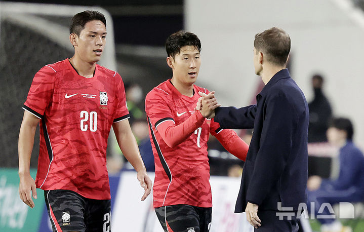 [용인=뉴시스] 최동준 기자 = 6일 경기 용인미르스타디움에서 열린 하나은행 초청 축구 국가대표팀 친선경기 한국과 우즈베키스탄의 경기, 한국 로베르토 모레노 감독이 교체되는 손흥민, 오세훈과 인사하고 있다. 2026.10.06. photocdj@newsis.com