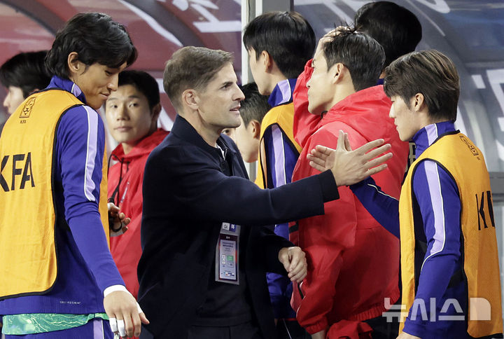 [용인=뉴시스] 최동준 기자 = 6일 경기 용인미르스타디움에서 열린 하나은행 초청 축구 국가대표팀 친선경기 한국과 우즈베키스탄의 경기, 2-0 승리를 거둔 한국 로베르토 모레노 감독이 선수들과 인사하고 있다. 2026.10.06. photocdj@newsis.com