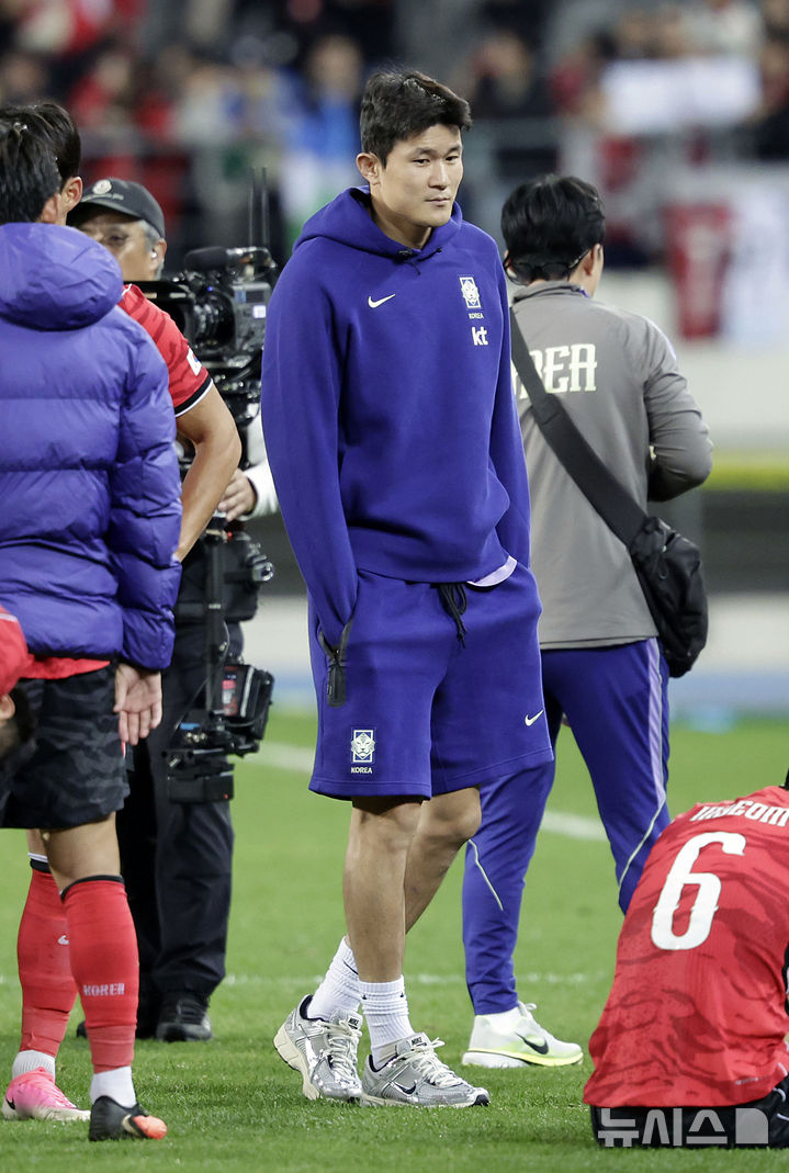 [용인=뉴시스] 최동준 기자 = 6일 경기 용인미르스타디움에서 열린 하나은행 초청 축구 국가대표팀 친선경기 한국과 우즈베키스탄의 경기에서 한국이 2-0으로 승리했다. 김민재가 경기가 끝나자 팬들과 인사를 하기 위해 그라운드에 나와 있다. 2026.10.06. photocdj@newsis.com