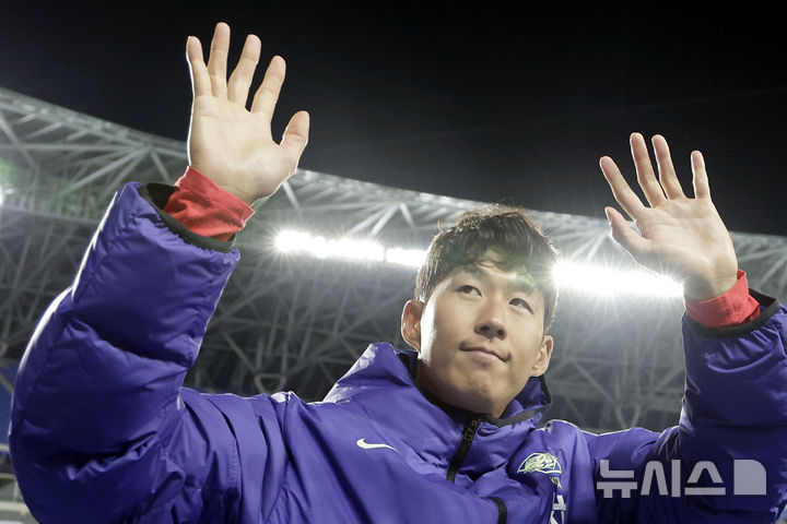 [용인=뉴시스] 최동준 기자 = 6일 경기 용인미르스타디움에서 열린 하나은행 초청 축구 국가대표팀 친선경기 한국과 우즈베키스탄의 경기에서 한국이 2-0으로 승리했다. 선취골을 성공 시키며 한국 A매치 최다골을 경신한 손흥민이 팬들에게 인사하고 있다. 2026.10.06. photocdj@newsis.com