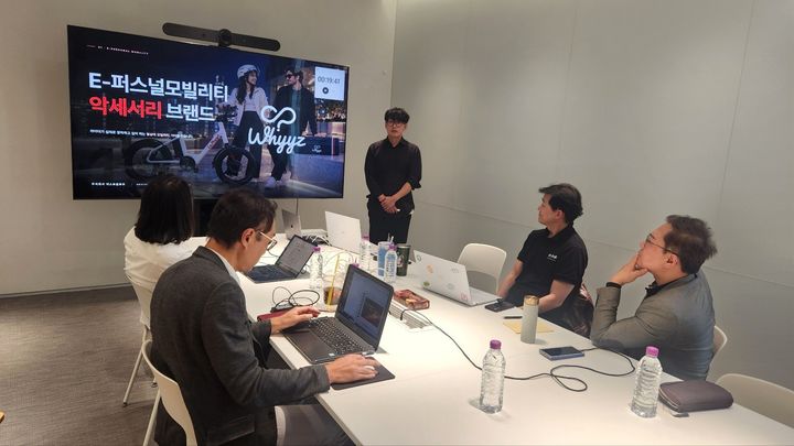 [화성=뉴시스] 화성시 소셜벤처 창업·육성 프로그램 참여기업이 6일 SVC SEOUL IR룸에서 기업 IR 자료를 발표하고 있다. (사진=화성산업진흥원 제공) 2026.10.07. photo@newsis.com *재판매 및 DB 금지