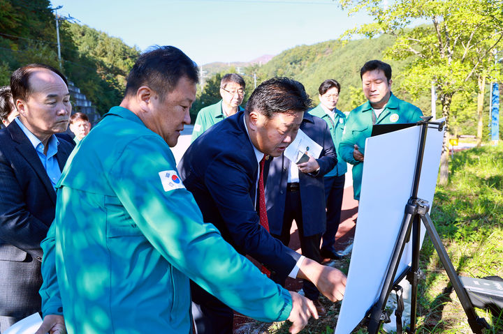이상호 태백시장은 지난 6일 황지동 서학골 일원에서 추진 중인 36홀 파크골프장 조성사업 현장을 방문해 사업 추진상황과 향후 일정을 점검하고 있다.(사진=태백시 제공) *재판매 및 DB 금지