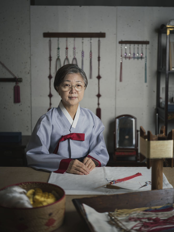[서울=뉴시스] 매듭장 보유자로 인정 예고된 박선경씨 (사진=국가유산청 제공) 2026.10.07. photo@newsis.com *재판매 및 DB 금지