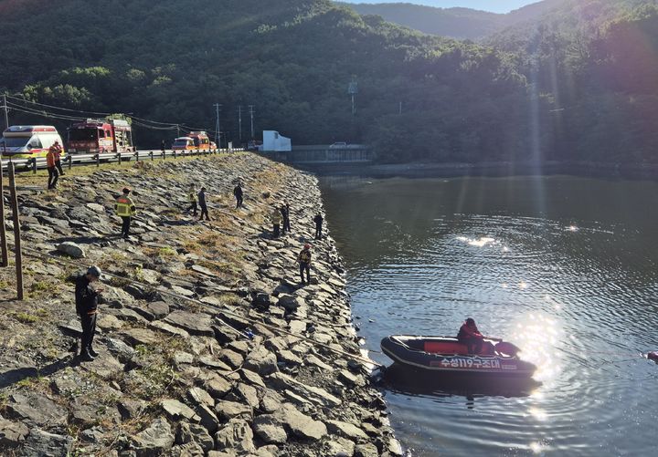 [대구=뉴시스] 대구 수성구 내관지에 차량이 추락해 여성 1명이 발견됐다. (사진 = 대구시 수성구 제공) 2026.10.07. photo@newsis.com *재판매 및 DB 금지