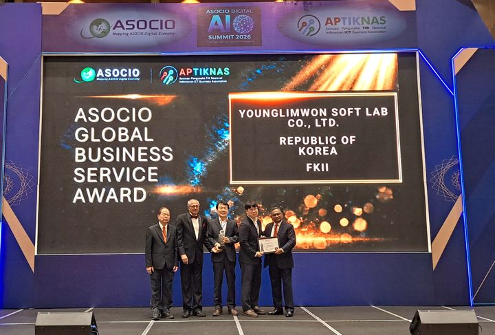 영림원소프트랩이 6일 인도네시아 자카르타에서 열린 'ASOCIO Digital & AI Summit 2026'에서 '글로벌 비즈니스 서비스상’을 수상했다. 왼쪽 세 번째부터 권영범 영림원소프트랩 대표이사, 권오철 영림원소프트랩 인도네시아 법인장이 수상 후 기념촬영을 하고 있다. (사진=영림원소프트랩 제공) *재판매 및 DB 금지