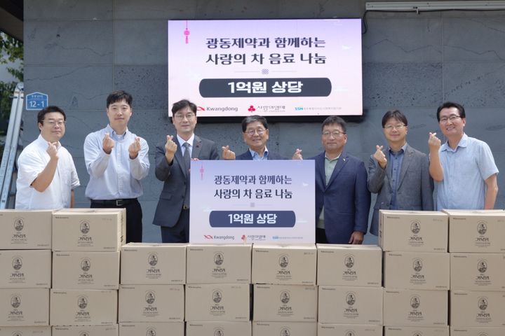 [서울=뉴시스] 김형진 광동제약 삼다수 마케팅팀장(왼쪽에서 두 번째)과 고훈 제주개발공사 본부장(왼쪽에서 다섯 번째)을 비롯한 관계자들이 제주도사회복지협의회에서 열린 건강기능식품 기탁식에서 기념촬영을 하고 있다. (사진=제주삼다수 제공) *재판매 및 DB 금지