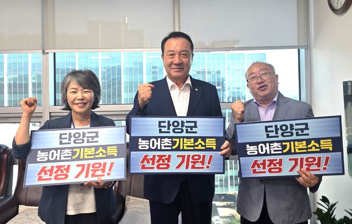 농어촌기본소득 추가 선정 의지 다지는 표기동 국장, 엄태영 의원, 이상모 과장(왼쪽부터) *재판매 및 DB 금지
