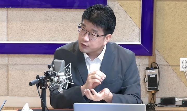 [서울=뉴시스] 지난 6일 유튜브 채널 '손에잡히는경제'에 출연한 정대성 포스텍 화학공학과 교수가 AI 시대 전력난을 해결할 대안으로 '뉴로모픽 반도체'에 대해 설명하고 있다. (사진=유튜브 '손에잡히는경제' 화면 캡처) 2026.10.07.