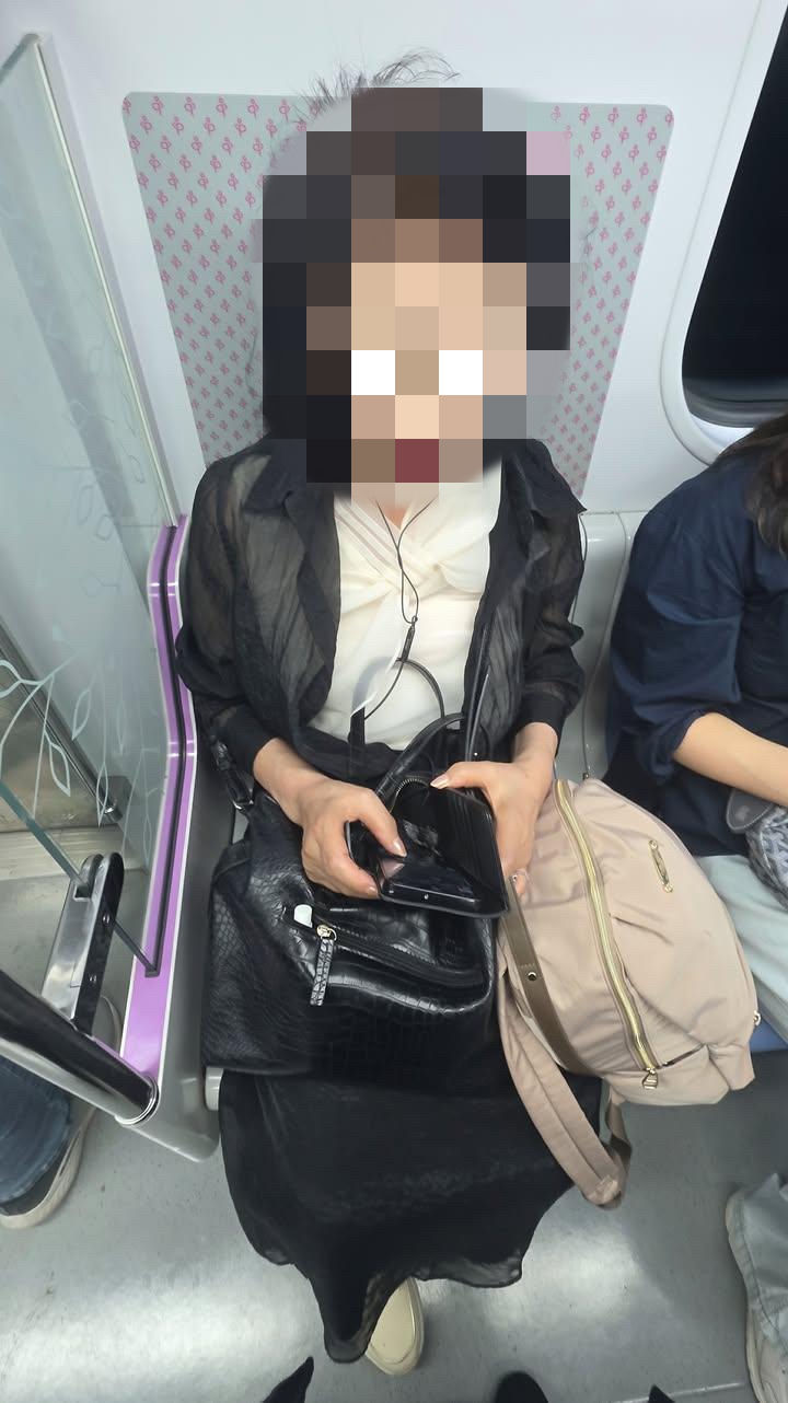 [서울=뉴시스] 지하철 임산부 배려석에 앉아 있는 여성의 모습이 공개됐다. (사진 출처=보배드림 캡처)