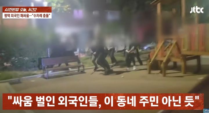 [서울=뉴시스]경찰은 출동 직후 현장 부근에서 달아나던 러시아와 키르기스스탄 국적의 20대 남성 2명을 폭력행위 등 처벌에 관한 법률 위반 혐의로 현행범 체포했다. 사진 JTBC 사건반장 영상 캡처 *재판매 및 DB 금지