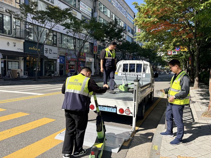 [안산=뉴시스] 안산시 단속요원이 고잔신도시 일대 무단방치된 개인형 이동장치를 견인하고 있다. (사진=안산시 제공) 2026.10.07. photo@newsis.com *재판매 및 DB 금지