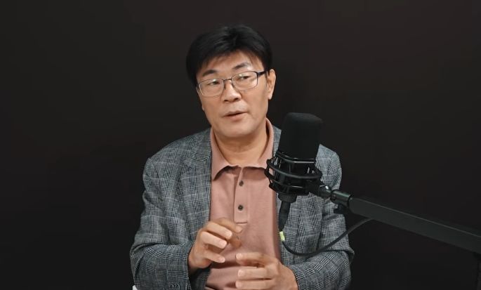 [서울=뉴시스] 지난 6일 유튜브 채널 '[이현철] 아파트사이클연구소'에서 김윤로 대표가 올해 두 차례 바뀐 주택연금 제도에 대해 설명하고 있다. (사진=유튜브 '[이현철] 아파트사이클연구소' 화면 캡처) 2026.10.07.