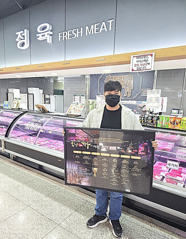 [횡성=뉴시스] 횡성한우 전문취급점에서 '횡성한우의 여정' 홍보 액자를 선보이고 있다. (사진=횡성군 제공) 2026.10.07. photo@newsis.com *재판매 및 DB 금지