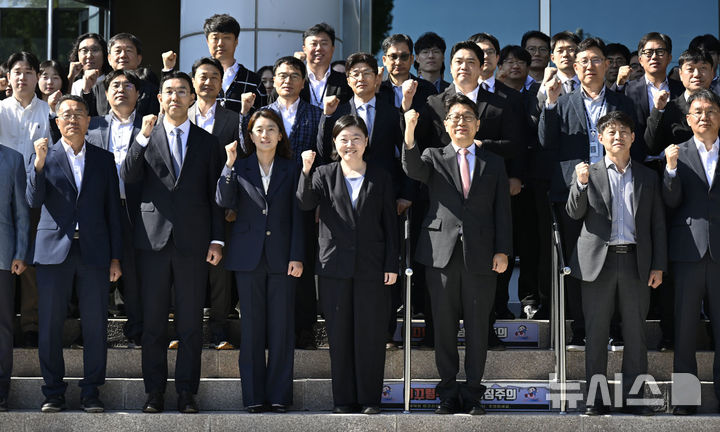 [전남광주=뉴시스] 양시원 기자 = 임은정 광주지방중대범죄수사청장을 비롯한 광주중수청 관계자들이 7일 오전 전남광주 북구 광주중수청사에서 열린 현판 제막식을 마치고 기념촬영을 하고 있다. 2026.10.07 