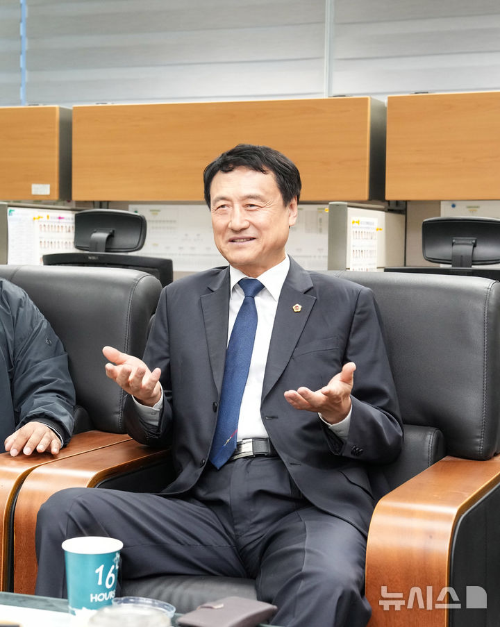 [전주=뉴시스] 김민수 기자= 김희수 전북도의회 의장이 7일 도의회 기자실에서 취임 100일 소감을 밝히고 있다. 2026.10.07 *재판매 및 DB 금지