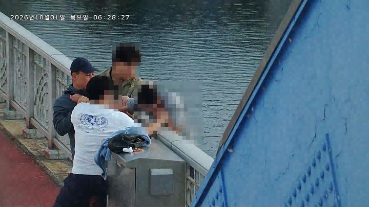 [춘천=뉴시스] 지난 1일 이재동 소방장비회계과장이 춘천시 소양2교에서 난간 밖 여성을 구조하는 모습. (사진=강원도소방본부 제공) *재판매 및 DB 금지