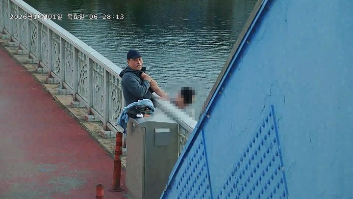 [춘천=뉴시스] 지난 1일 이재동 소방장비회계과장이 춘천시 소양2교에서 난간 밖 여성을 구조하는 모습. (사진=강원도소방본부 제공) *재판매 및 DB 금지