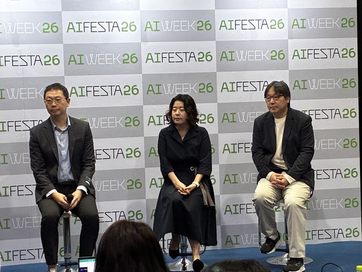 [서울=뉴시스] '모두의 AI' 프로젝트에 참여하는 KT 컨소시엄이 7일 서울 코엑스에서 진행되는 'AI 페스타 2026' 행사장에서 스터디를 진행했다. (사진 왼쪽부터) 차경훈 KT 팀장, 한지윤 업스테이지 리더, 이경남 다음(DAUM) 부문장. (사진=KT 제공) 2026.10.07. photo@newsis.com *재판매 및 DB 금지