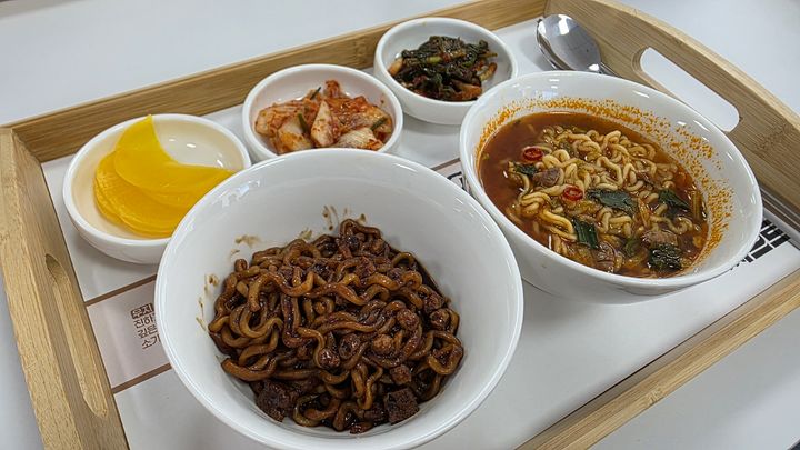 [서울=뉴시스] 이주혜 기자 = 7일 서울 중구 삼양식품 서울 명동사옥에서 열린 '짜르르 미디어 시식회'에서 선보인 '짜르르'와 '삼양1963 큰컵 우지파개장'. 2026.10.07. winjh@newsis.com *재판매 및 DB 금지