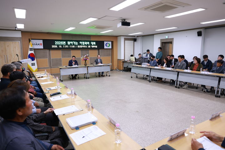 [영동=뉴시스] 정영철 충북 영동군수가 7일 용산면사무소에서 '찾아가는 이장과의 대화' 행사를 열고 있다. 정 군수는 내달 16일까지 11개 읍·면을 순회하며 이 행사를 열고 군정을 설명하고 군정에 반영할 군민의 목소리를 청취한다. (사진=영동군 제공) 2026.10.07. photo@newsis.com *재판매 및 DB 금지