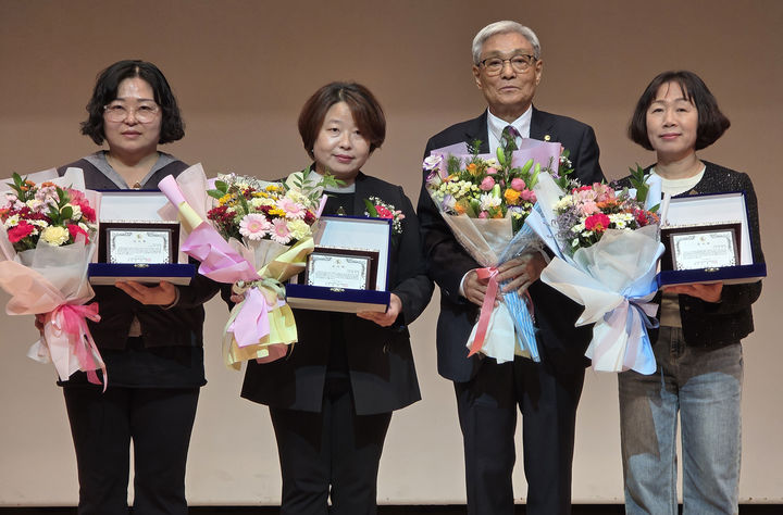 7일 태백문화예술회관 소공연장에서 열린 대한진폐재해자보호협회 제15차 정기총회에서 요양 중인 진폐환자 지원에 헌신한 허영숙·조윤정·이성희 수간호사에게 김상기 회장이 감사패를 전달하고 있다.(사진=뉴시스) *재판매 및 DB 금지