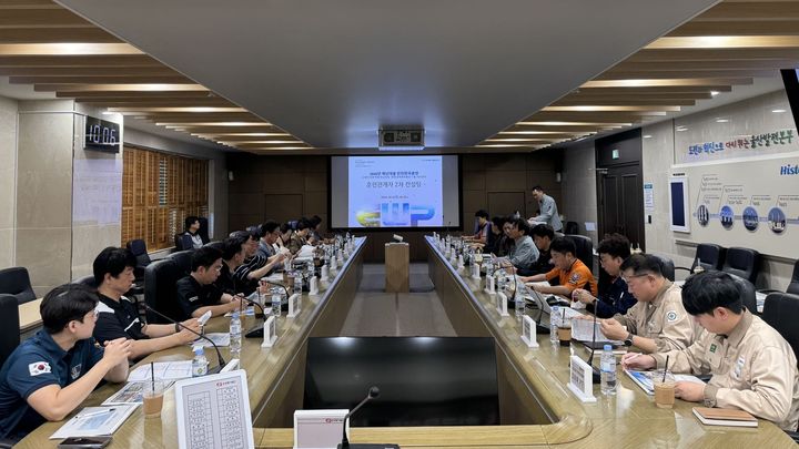 [울산=뉴시스] 지난 2일 울산발전본부에서 열린 2차 컨설팅 회의에 참석한 유관기관 관계자들이 안전한국훈련을 대비한 대응체계를 점검하고 있다. (사진=한국동서발전 제공) 2026.10.07. photo@newsis.com *재판매 및 DB 금지