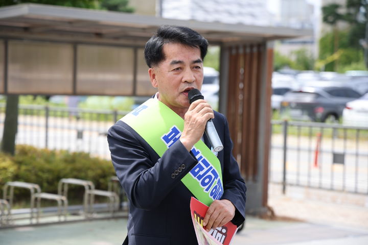 [보은=뉴시스] 최재형 보은군수가 지난 8월10일 정부세종청사 국토교통부에서 열린 청주공항~보은~김천 철도 유치 결의행사에서 발언하고 있다. (사진=보은군 제공) photo@newsis.com *재판매 및 DB 금지