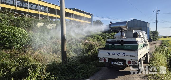 [나주=뉴시스] 나주시 가축전염병 차단 공동 방제단이 차량을 이용해 축사 주변을 소독하고 있다. (사진=나주시 제공) 2026.10.07. photo@newsis.com *재판매 및 DB 금지