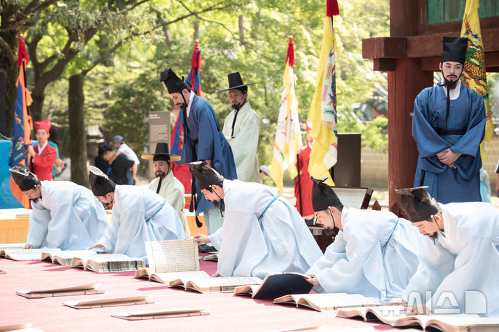 [전주=뉴시스] 김민수 기자= 조선왕조실록 '포쇄 재현 의례' 재현 모습 (사진= 전주시 제공) *재판매 및 DB 금지