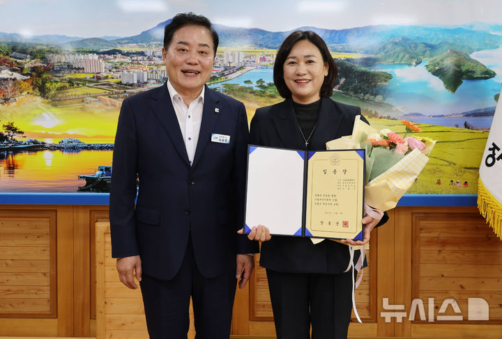 [장흥=뉴시스] 사순문 장흥군수가 첫 여성 부단체장으로 취임한 제28대 김현미 부군수와 기념 촬영을 하고 있다. (사진=장흥군 제공) 2026.10.07. photo@newsis.com *재판매 및 DB 금지