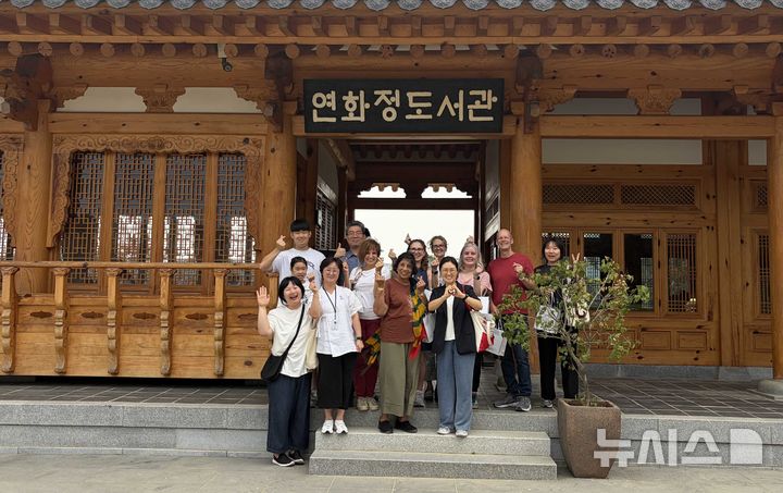 [전주=뉴시스] 전국 지자체 등이 전주 도서관을 찾는 투어를 하고 있다. (사진= 전주시 제공) 2026.10.07. photo@newsis.com *재판매 및 DB 금지
