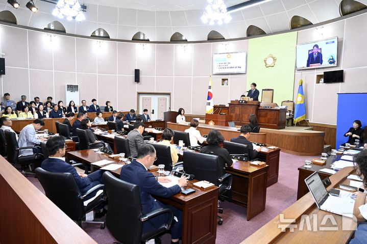 [거제=뉴시스] 신정철 기자= 경남 거제시의회(의장 안석봉)가 오는 12일부터 11월 5일까지 25일간의 일정으로 ‘제266회 거제시의회 제1차 정례회’를 개회, 총 27건의 안건을 심의·의결하고 행정사무감사와 시정질문을 진행한다고 7일 밝혔다.사진은 거제시의회 지난 회기 본회의장 모습.(사진=뉴시스DB).2026.10.07. sin@newsis.com