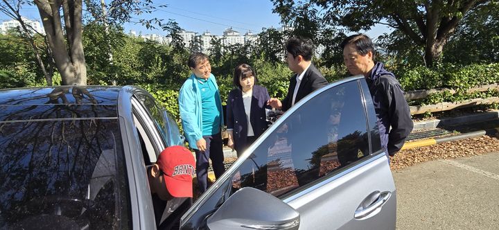 [홍성=뉴시스] 충남도가 고령 운전자의 자동차에 대해 페달 오조작 방지 장치를 장착해주고 있다. *재판매 및 DB 금지