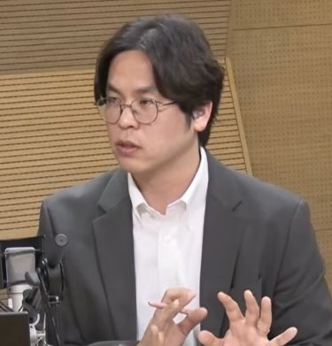 [서울=뉴시스] 이성민 한국방송통신대 미디어영상학과 교수가 AI 숏폼드라마 시장의 성장 가능성과 한계에 대해 설명하고 있다. (사진=유튜브 'KBS 1라디오' 화면 캡처) 2026.10.07.
