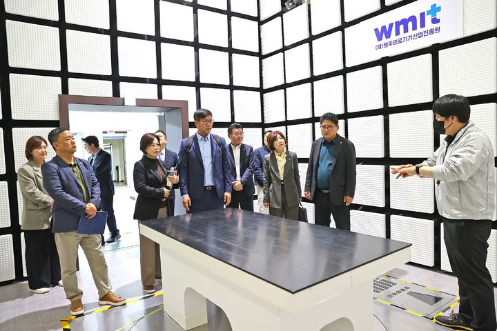 [원주=뉴시스] 원주시의회 산업경제위원회 위원들이 원주의료기기산업진흥원 관계자로부터 기업지원 시설과 주요 기능에 대한 설명을 듣고 있다. (사진=원주시의회 제공) 2026.10.07. photo@newsis.com *재판매 및 DB 금지