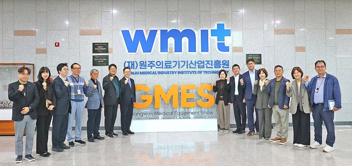 [원주=뉴시스] 원주시의회 산업경제위원회 위원들이 원주의료기기산업진흥원을 방문해 관계자들과 기념촬영을 하고 있다. (사진=원주시의회 제공) 2026.10.07. photo@newsis.com *재판매 및 DB 금지
