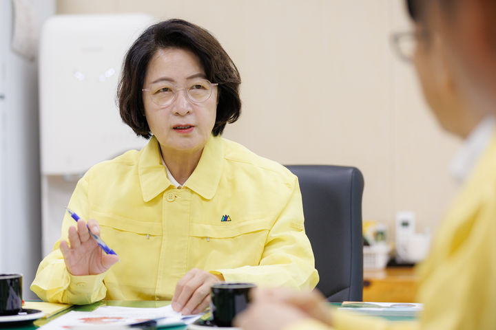 [수원=뉴시스] 추미애 경기도지사가 7일 오전 오산시 물향기수목원에서 소나무재선충 방제 현황 보고를 받고 있다. (사진=경기도 제공) 2026.10.07. photo@newsis.com *재판매 및 DB 금지